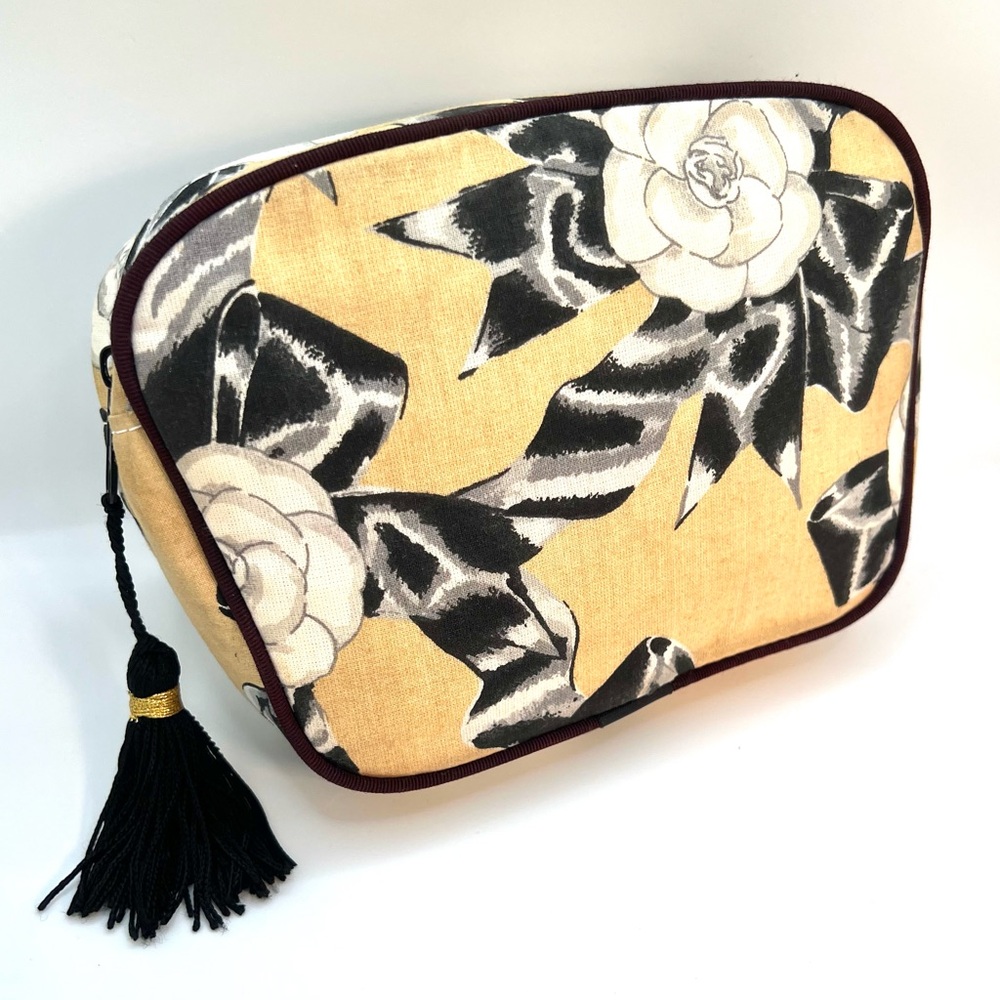 CHANEL Retro Camellia Makeup Gift-With-Purchase Bag With Tassel - Picture 11 of 14